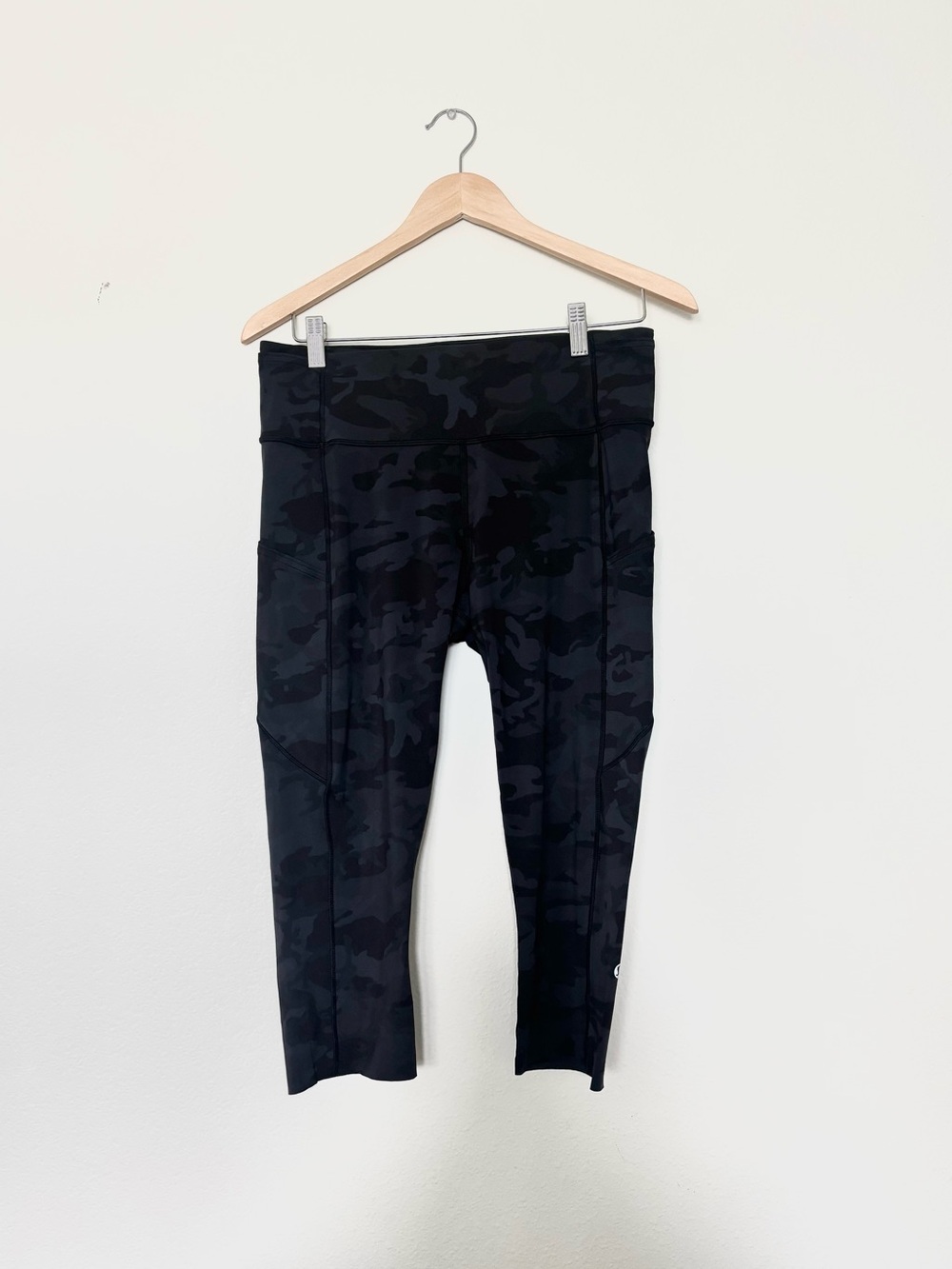 Lululemon Fast and Free High Rise Crop 19" Leggings Black Dark Camo Size 10